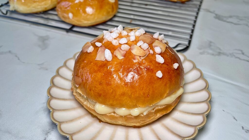bollitos de roscon de reyes relleno de crema pastelera