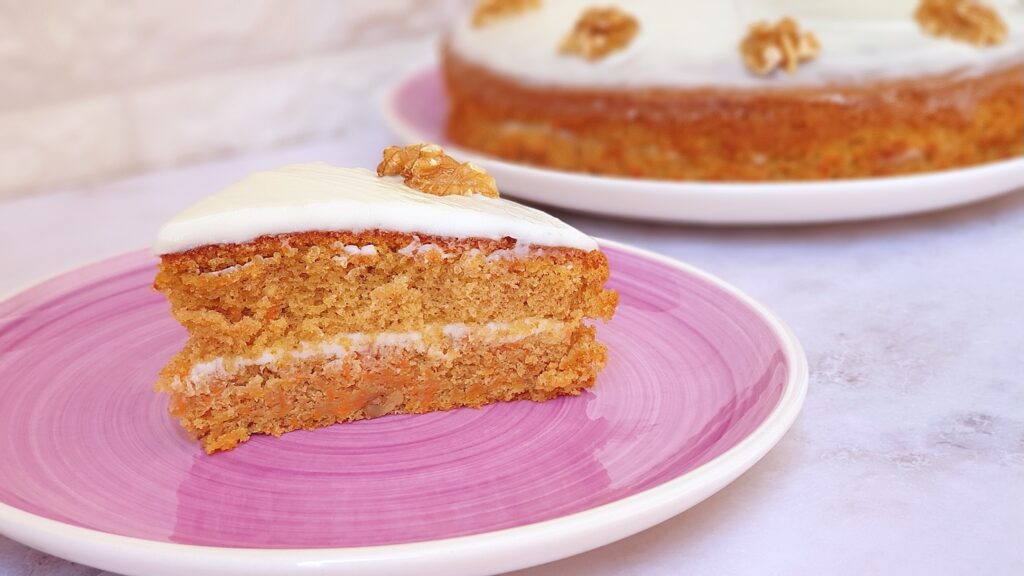 Tarta de zanahoria y nueces con frosting de queso