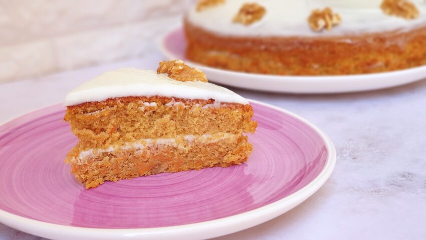 Tarta de zanahoria y nueces con frosting de queso