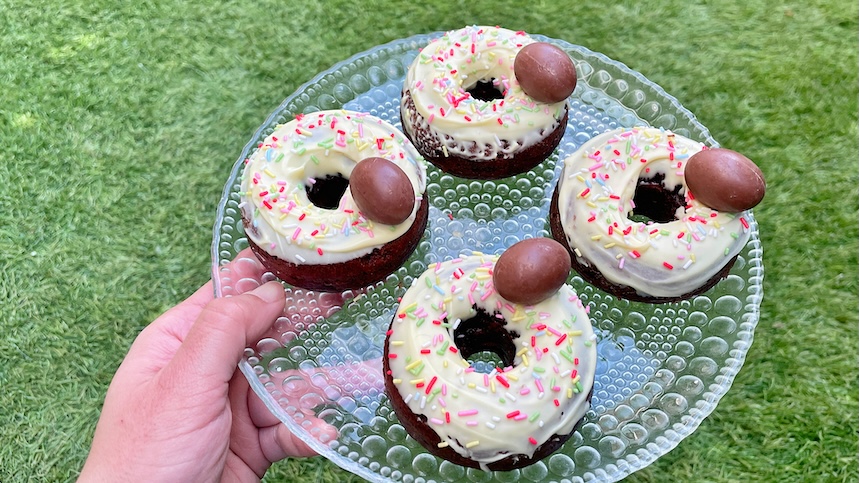 Donuts de chocolate decorados para pascua