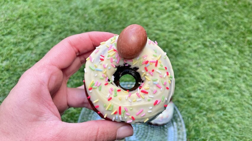 Donuts de chocolate decorados para pascua
