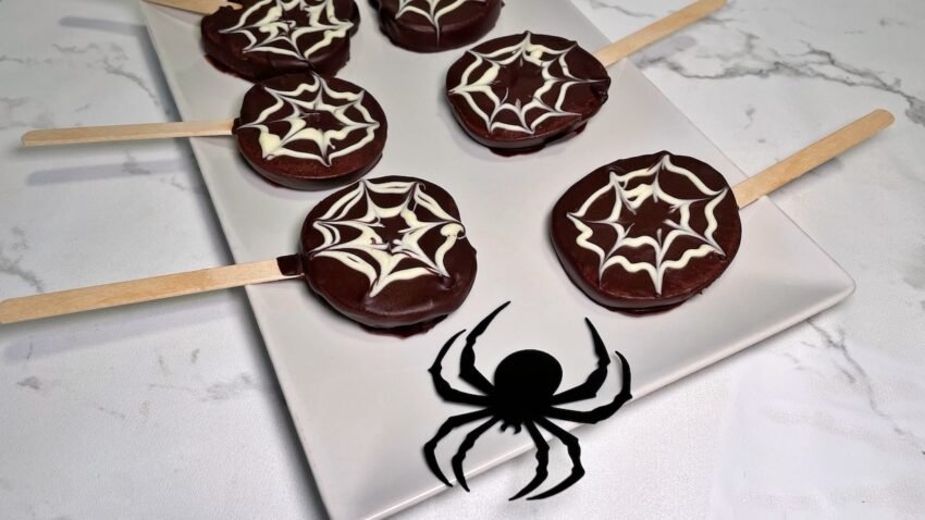 Manzanas de Halloween con chocolate y decoración de telaraña