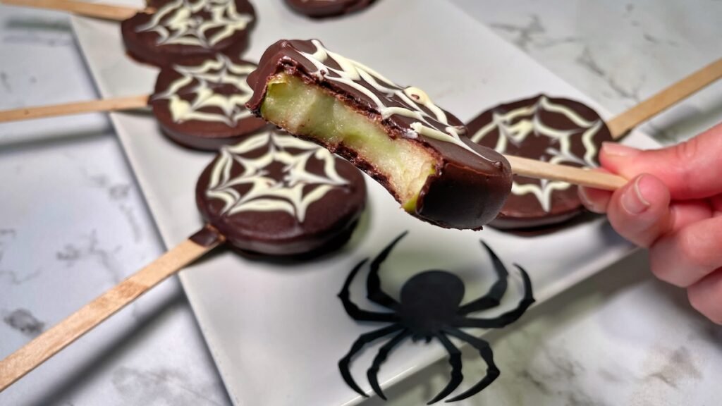 Manzanas de Halloween con chocolate y decoración de telaraña